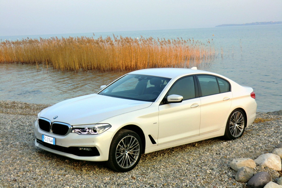 BMW nuova Serie 5, più leggera e completamente interconnessa 