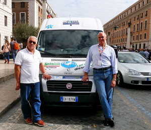 L'equipaggio Schermi-Notaro all'arrivo dell'Ecorally alla Città del Vaticano