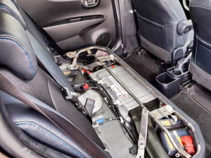 Posizionamento delle batterie al litio sotto il sedile posteriore