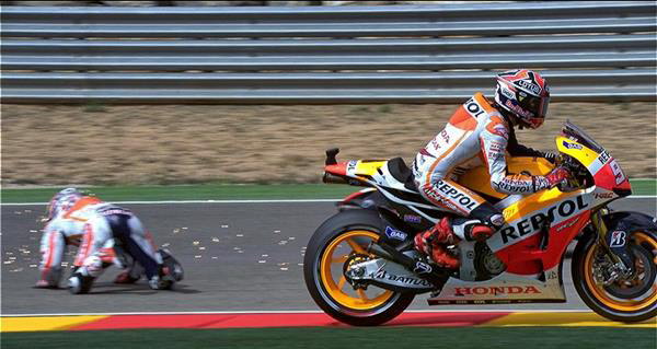 La caduta di Pedrosa dopo il leggero contatto con Marquez