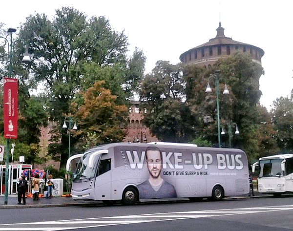 Wake Up Bus a Milano in piazza Castello