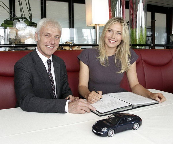 Matthias Muller, CEO Porsche e la nuova testimonialdella casa di Stoccarda Maria Sharapova 