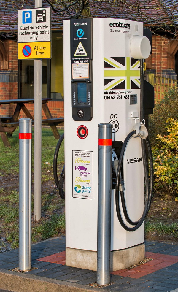 Il Quick Charger CHAdeMO di  Ecotricity che eroga gratuitamente l'energia elettrica per la ricarica dei veicoli EV