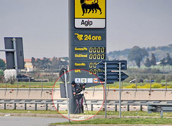 Per cogliere in flagrante gli automobilisti, c'è chi gioca anche a nascondino...