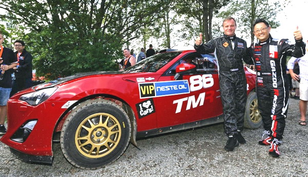 La GT86 CS-R3 con Tommi Mäkinen e il Presidente di Toyota, Akio Toyoda al Neste Oil Rally Finland