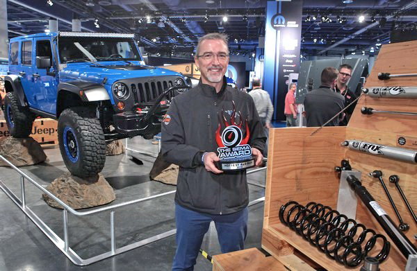 Il CEO di Mopar, Pietro Gorlier, con il SEMA Award