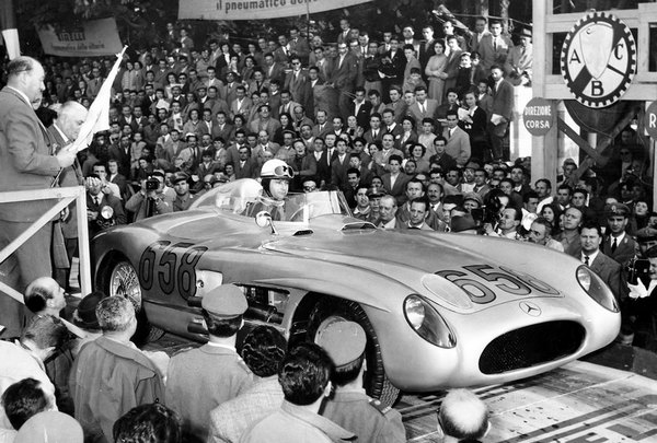 Manuel Fangio alla partenza della 1000 Miglia del 1955
