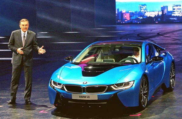 Il CEO BMW Norbert Reithofer con la «8i» al Salone di Francoforte 2013