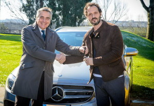 Marco Ruiz di Mercedes-Benz Italia consegna l'auto a Fabio Troiano