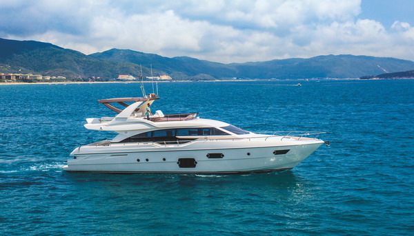 ferretti-yachts-690-debutta-a-singapore-ferretti-yachts-690_hard-top-version