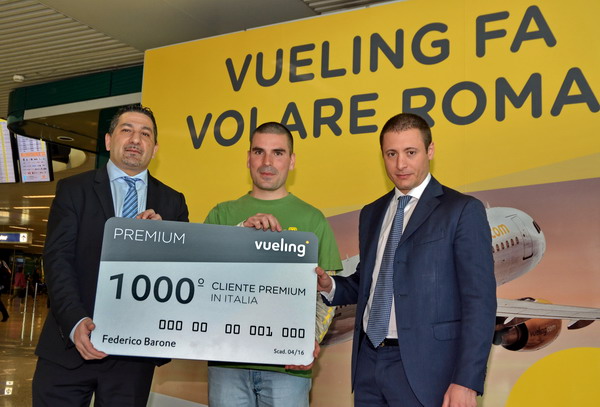 Federico Barone, cliente business abituale di Vueling, prima di imbarcarsi sul volo VY6284 Roma Fiumicino-Genova ha ricevuto la carta Premium numero 1.000 d’Italia da Massimo Di Perna (Regional Manager Vueling per Italia, Svizzera e Malta) e Diego Giannone (Route Manager Domestice Feeding Hub dell’Aeroporto di Fiumicino)