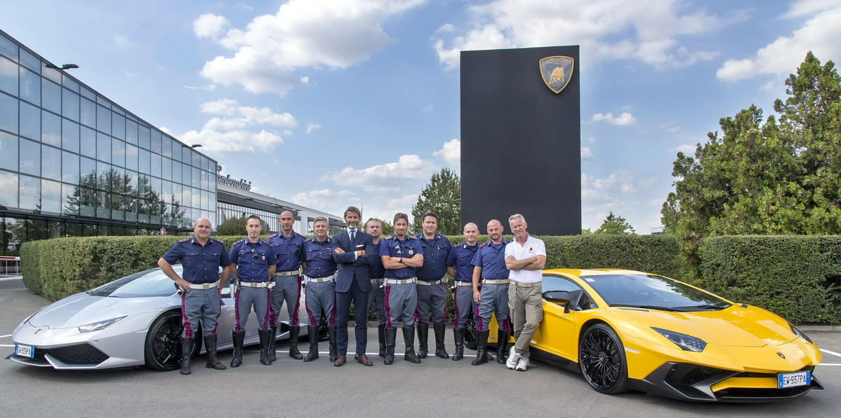 Gli agenti della Polizia di Stato di Bologna con Stephan Winkelmann, Presidente e AD di Automobili Lamborghini, e Peter Muller, Capo istruttori dei corsi di guida Lamborghini
