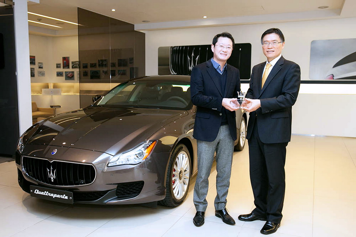 Maserati in Corea - vettura #1000 a Mr. Hak Kyu Lee (sx) consegnata da Mr. Kwangcheol Kim (dx), CEO di FMK Corp (1)