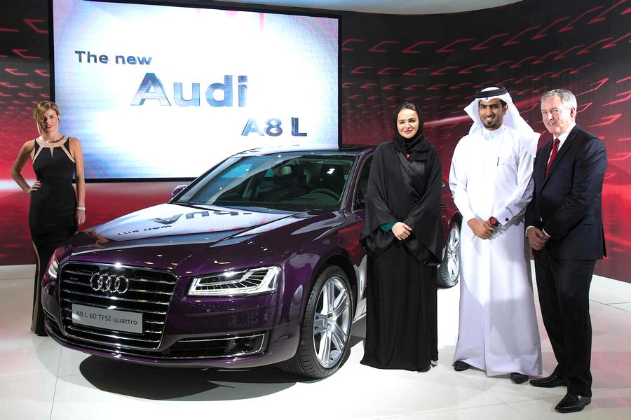 Ms. Sheikh Hanadi bin Nasser Bin Khaled Al Thani-CEO di Q-Auto con Mohammed Al Kuwari e Trevor Hill di AVME-Audi Vw Mid Est