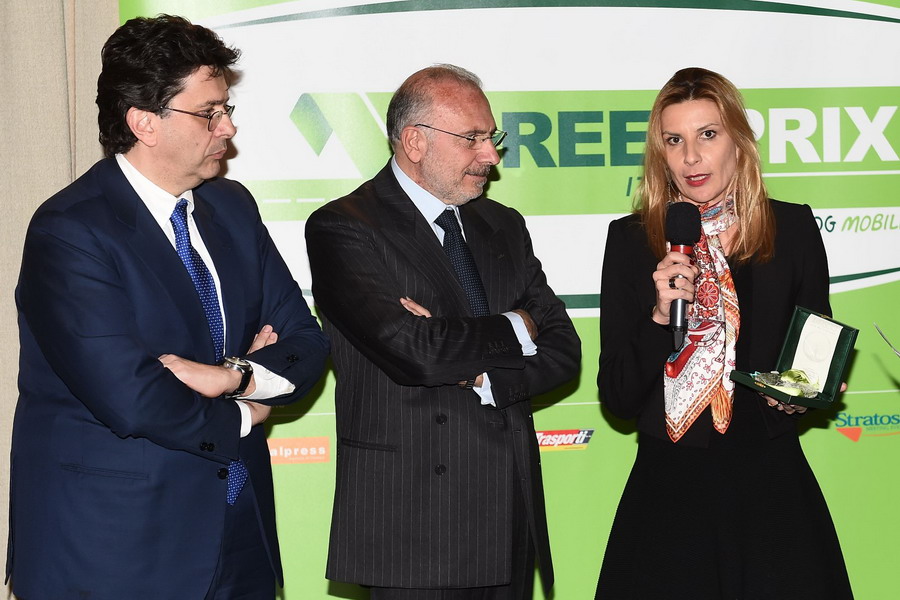 Luisa Di Vita, Direttore Comunicazione Nissan Italia, mentre ritira il premio
