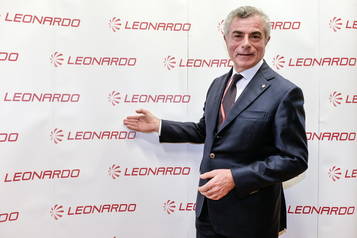 MAURO MORETTI CON L NUOVO LOGO DELLA LEONARDO SPA FINMECCANICA