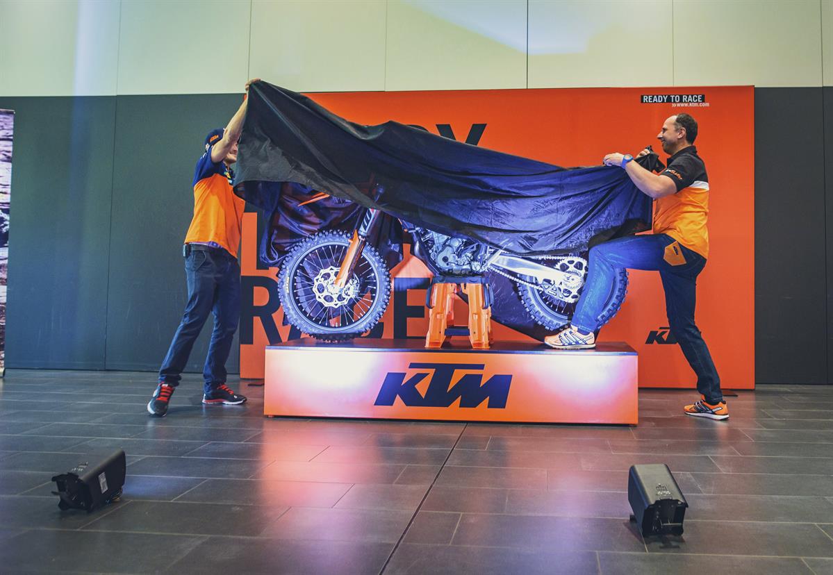 KTM EXC_MODELO 2017_Mostrando la moto