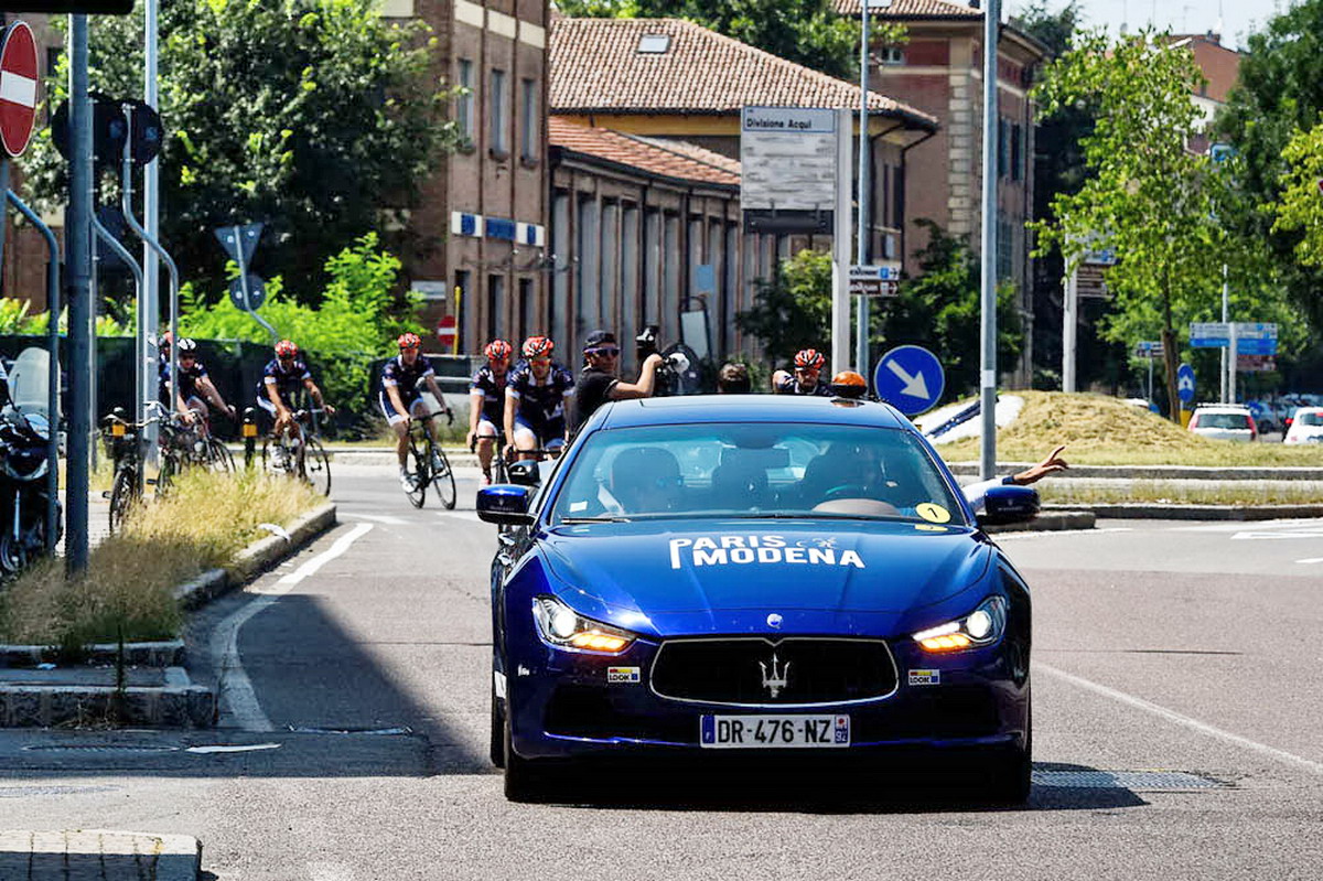 Parigi - Modena, l'arrivo dei ciclisti nel quartier generale Maserati, a Modena, nel 2015_