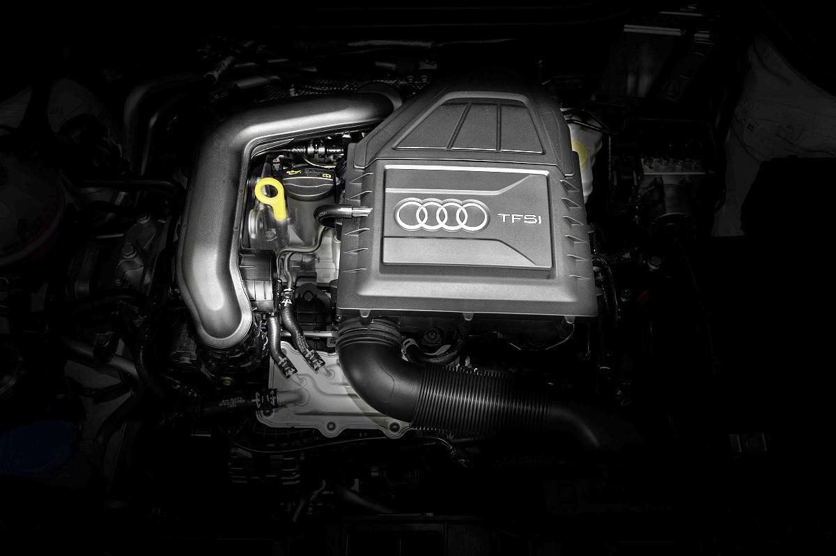 Motorraum Verbrauchsangaben Audi A1:Kraftstoffverbrauch kombiniert in l/100 km: 7,2 - 3,4;CO2-Emission kombiniert in g/km: 166 - 89