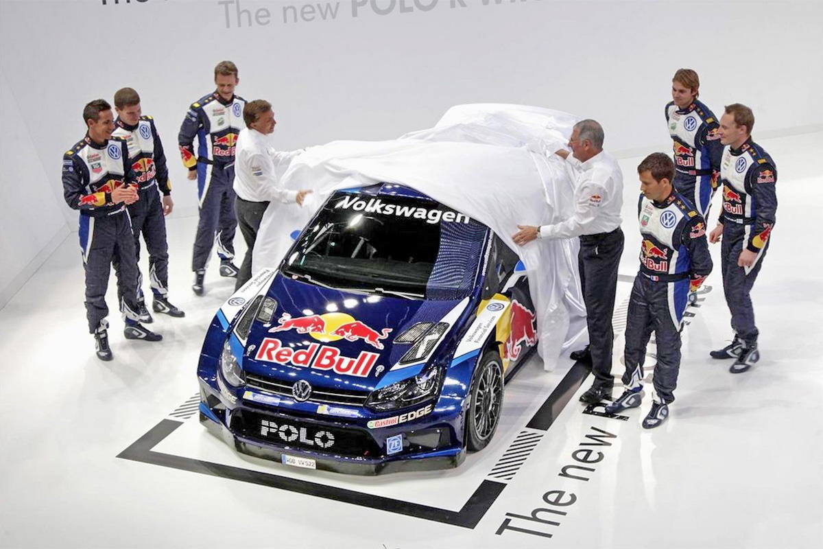 Presentazione Red Bull gennaio 2016: una foto emblematica che se interpretata al contrario (immaginate che il telone stia calando sull’auto) si vela di tristezza