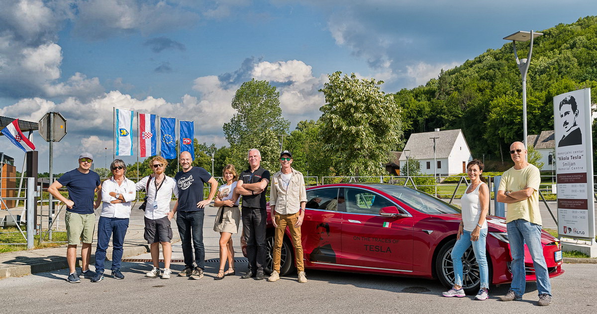Motori360_Nikola Tesla Tour il Team davanti al Memorial Tesla in Croazia