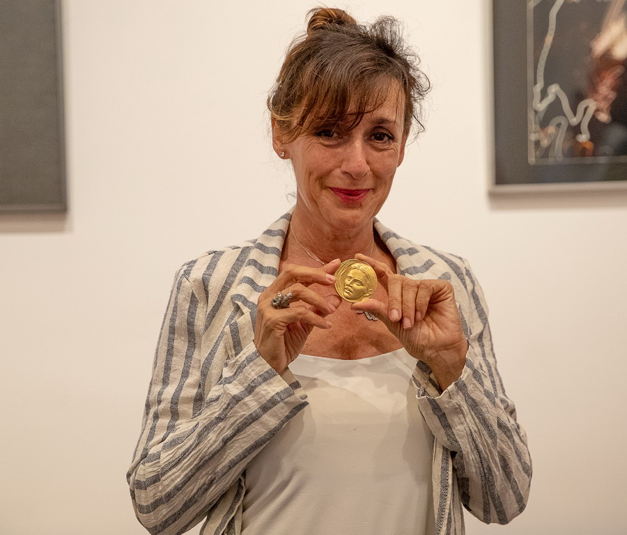 Ivana Gabriella Cenci con la medaglia assegnata al gruppo per aver onorato la memoria di Nikola Tesla