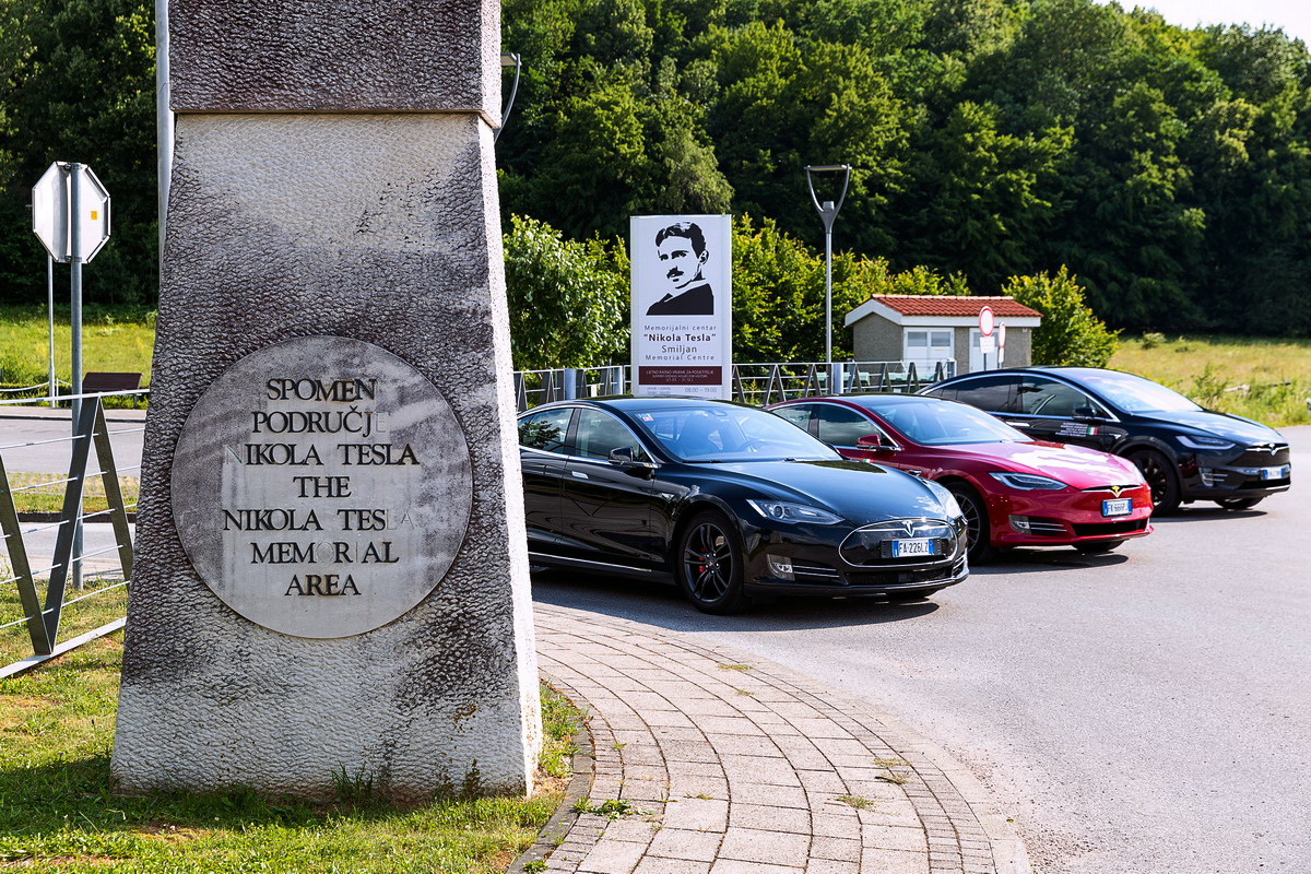 Motori360_le tre auto elettriche davanti al Memorial Tesla Tour Gospic Croazia